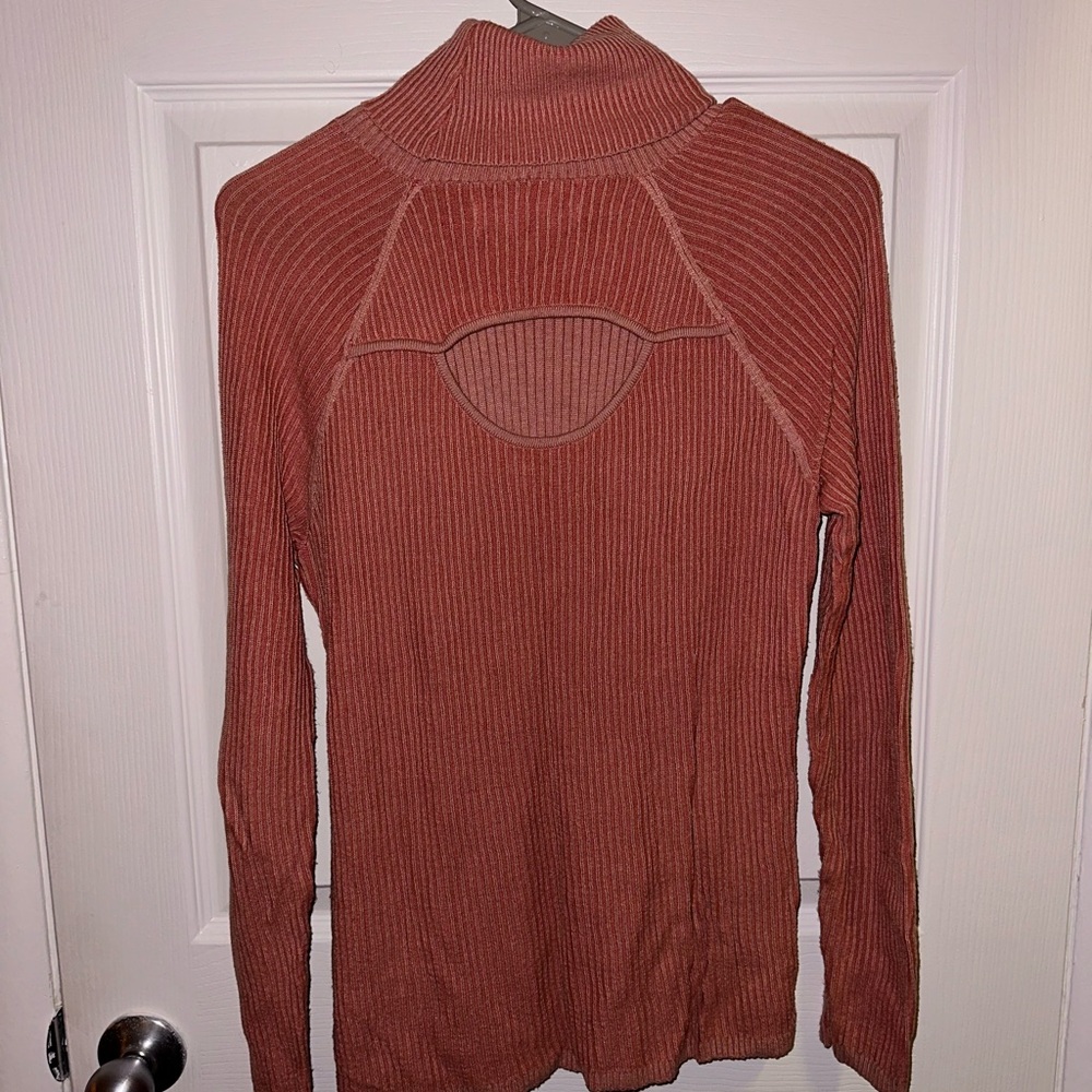 Ribbed peach colored long sleeve turtle neck.